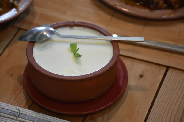 传统的爱琴海水牛酸奶和陶瓷碗在木制桌子上 靠近点 — 图库照片