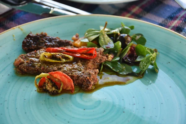 Zblízka Hovězí Steak Zeleninou Modrém Talíři — Stock fotografie