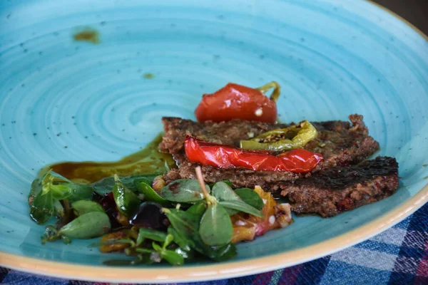 Primer Plano Del Bistec Carne Con Verduras Plato Azul — Foto de Stock