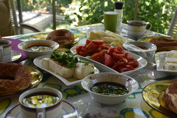 Tradiční Turecká Domácí Snídaně Mnoho Druhů Snídaňové Výrobky Stole Zahradě — Stock fotografie
