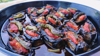 Kızarmış patlıcan, kıyma, biber, domates ya da et dolgulu patlıcandan yapılmış Türk yemeği. İmam Baildi. Karni Yarik