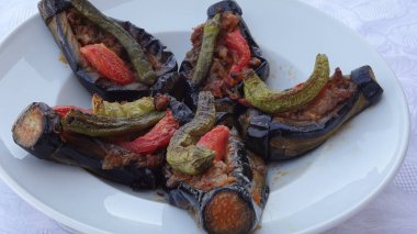 Kızarmış patlıcandan, kıyma, biber, domates ya da içi et dolu patlıcanlardan yapılmış Türk yemeği