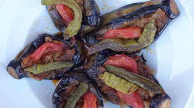 Kızarmış patlıcan, kıyma, biber, domates ya da et dolgulu patlıcandan yapılmış Türk yemeği. Karni Yarik