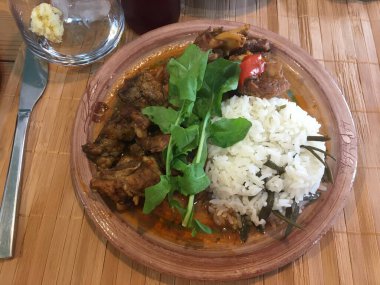 Seramik tabakta pirinçli kuzu tandırı yakın plan. Geleneksel Ege mutfağı