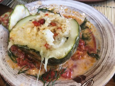 Doldurulmuş kabak, seramik tabakta servis edilen bir Ege yemeği.