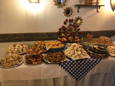 Açık büfede sergilenen soğuk mezeler, meyveler ve tatlılar