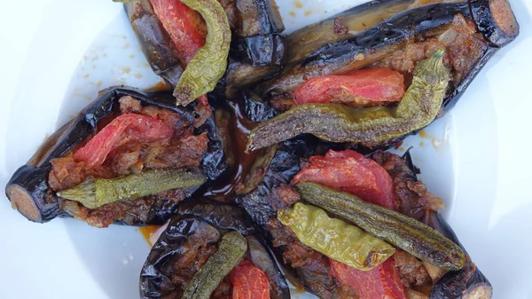 Türkisches Gericht Aus Gebratenen Auberginen Hackfleisch Paprika Tomaten Oder Gespaltenen — Stockfoto