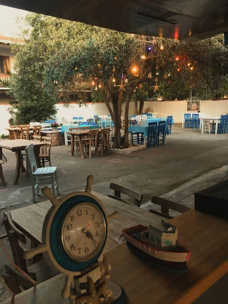 カラフルなエーゲ海のレストランの庭の船員の時計 小さな水夫のオブジェクト テーブル イムブロス ゴッケダトルコ — ストック写真