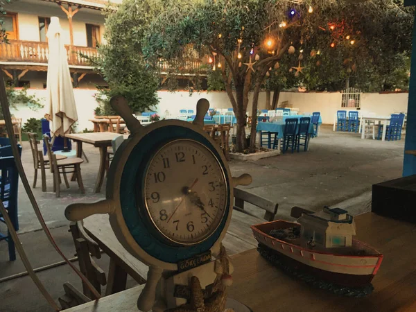 カラフルなエーゲ海のレストランの庭の船員の時計 小さな水夫のオブジェクト テーブル イムブロス ゴッケダトルコ — ストック写真