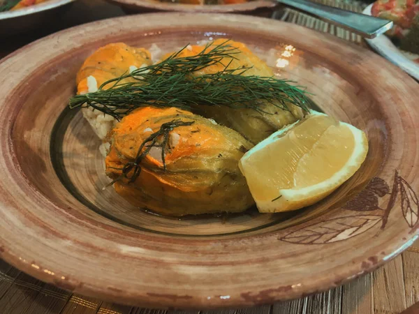 Stuffed Bunga Zucchini Hidangan Aegea Disajikan Piring Keramik — Stok Foto