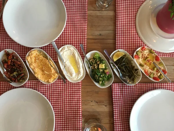 テーブルの上の小さなプレートにエーゲ海前菜 トルコ風メゼ前菜 — ストック写真