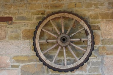 Eski taş bir duvarda çark.