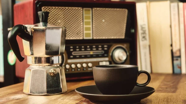 Uma Mesa Madeira Marrom Panela Moka Rádio Vintage Uma Xícara — Fotografia de Stock