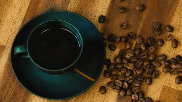 Overhead Utsikt Över Kopp Kaffe Och Kaffebönor Vintage Träbord — Stockfoto