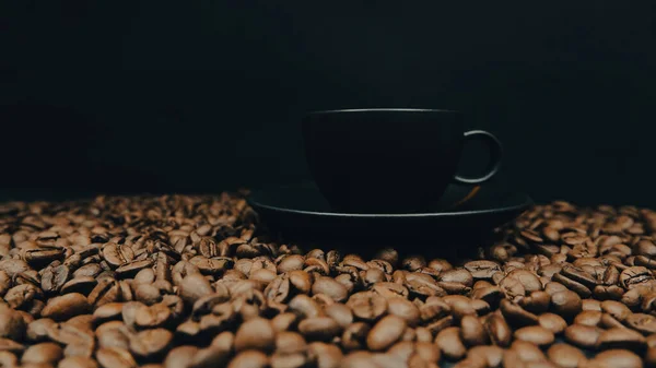 Una Taza Café Espresso Sobre Fondo Negro Granos Café Tostados — Foto de Stock