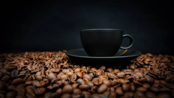 Una Taza Café Espresso Sobre Fondo Negro Granos Café Tostados — Foto de Stock