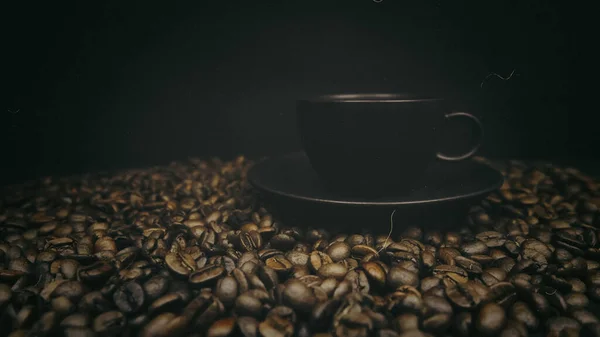 Una Taza Café Espresso Sobre Fondo Negro Granos Café Tostados — Foto de Stock