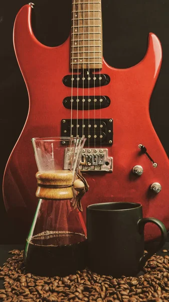 Jarro Cerveja Café Uma Guitarra Elétrica Vermelha Uma Caneca Café — Fotografia de Stock