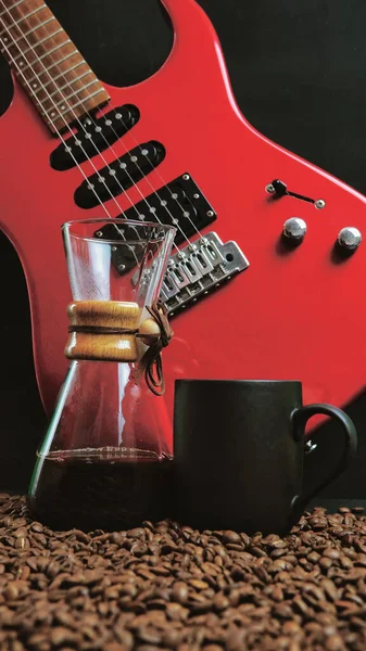 Uma Guitarra Elétrica Vermelha Fundo Preto Com Jarro Cerveja Café — Fotografia de Stock