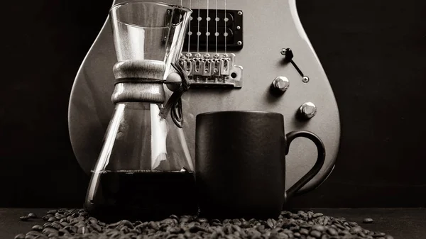 Uma Guitarra Elétrica Tons Prata Branco Fundo Preto Com Jarro — Fotografia de Stock