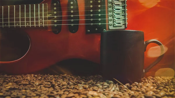 Uma Guitarra Elétrica Vermelha Fundo Preto Com Jarro Cerveja Café — Fotografia de Stock