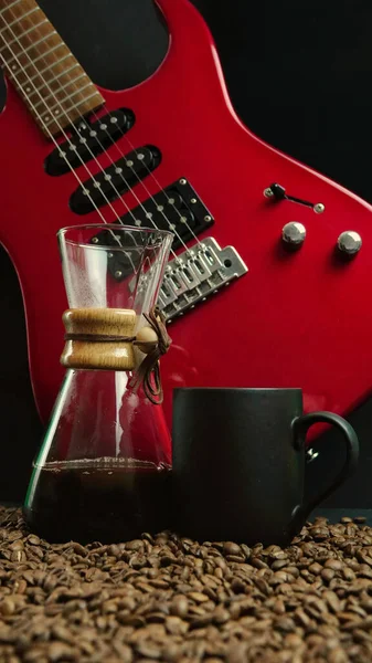 Uma Guitarra Elétrica Vermelha Fundo Preto Com Jarro Cerveja Café — Fotografia de Stock
