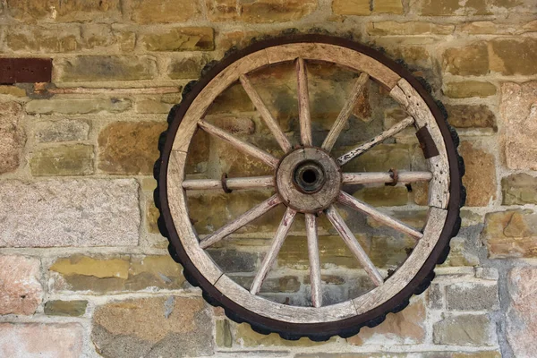 Vintage Cart Wheel Old Stone Wall — Stock Photo, Image