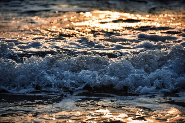 Vita Skumvågor Det Vilda Havet Vid Solnedgången — Stockfoto