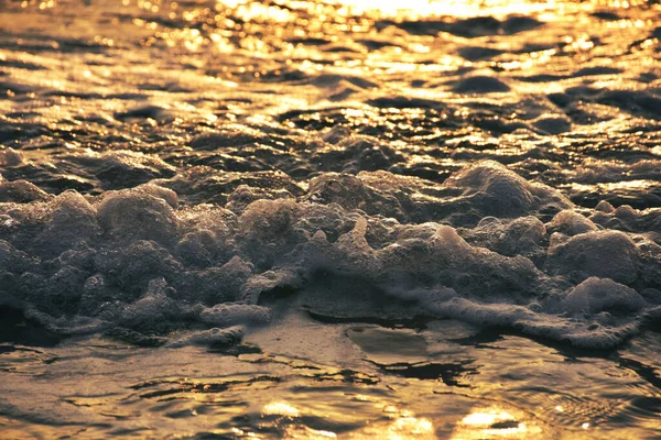 Vita Skumvågor Det Vilda Havet Vid Solnedgången — Stockfoto