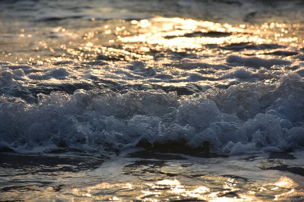 Vita Skumvågor Det Vilda Havet Vid Solnedgången — Stockfoto