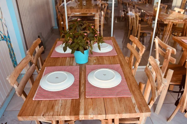 Rote Tischdecken Tisch Teller Stühle Einem Ägäischen Restaurant — Stockfoto