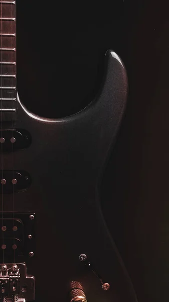 Uma Guitarra Elétrica Com Luzes Vermelhas Caindo Preto Música Futurista — Fotografia de Stock