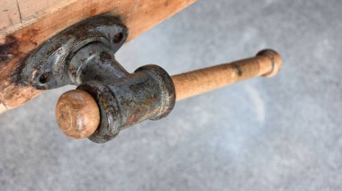 Çok eski paslı kumaş anahtarı beyaz arka planda, kapat