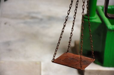 Eski tarz paslı pullar asılı.