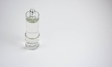 Yazmak için uygun beyaz bir arkaplanda izole edilmiş boş bir parfüm şişesi.