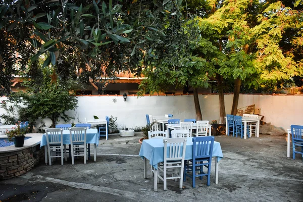 Egejska Restauracja Śródziemnomorska Pięknym Ogrodzie — Zdjęcie stockowe