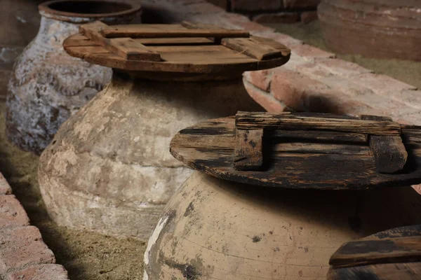 Traditionelle Olivenölwürfel Und Holzdeckel Darauf Einer Alten Olivenölfabrik — Stockfoto