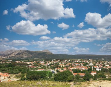 Çanakkale 'nin Gökceada ilçesindeki dağdan küçük kasaba manzarası