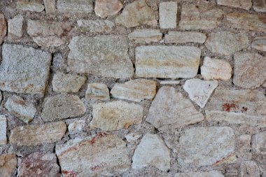 Taş kaya ve betondan yapılmış bir duvar.
