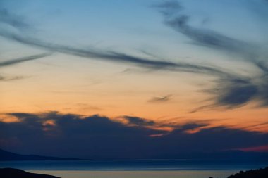 Dağların üzerinden renkli günbatımı