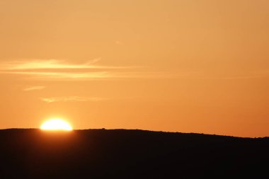 dağların arkasında gün batımı gökyüzü