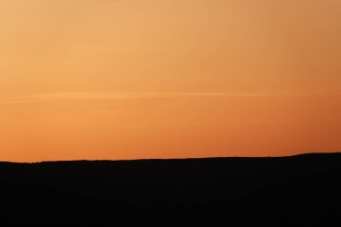 gün batımında dağ silueti