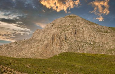 Bulutlar, gökyüzü ve dağ manzarası Sabah, akşam