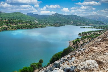Gökyüzü ve göl Gökçeada 'daki yeşil dağlar arasında, Imbros Canakkale Türkiye