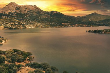 Gökceada Gölü, Şafak vakti Imbros ve etrafındaki dağlar