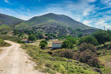 Ege 'nin Gökceada kentinde yağmurlu bir günde küçük bir kasabanın girişi, Imbros Türkiye