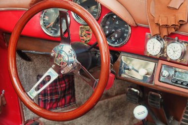 Eski Bir Araba Radyosunun ve Porsche direksiyonunun Retro Styled Image 'ı