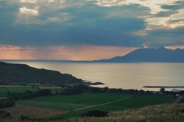 Tepeden deniz, gökyüzü, ağaç, ada manzarası