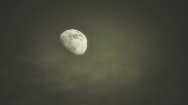 Dolunay gökyüzünden geçiyor, zaman geçiyor, yeşil, siyah ve beyaz 