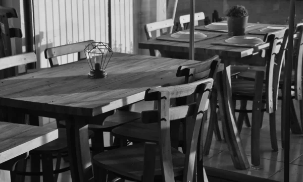 エーゲ海島のレストランで空のテーブルと椅子 黒と白のコンセプト — ストック写真